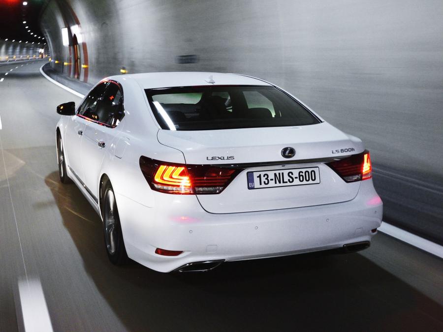  Lexus LS600h F-Sport 2012 года  (EU) (фото 12 из 16)